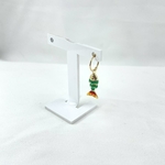 Créole Naia: mono boucle doreille dotée dun pendentif poisson vert orangé. En plaqué or 3 microns