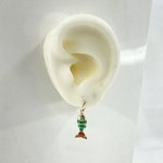 Créole Naia: mono boucle doreille dotée dun pendentif poisson vert orangé. En plaqué or 3 microns