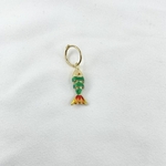 Créole Naia: mono boucle d'oreille dotée d'un pendentif poisson vert orangé. En plaqué or 3 microns