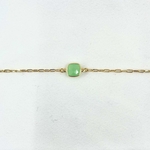 Bracelet Gaston: Bracelet en maille rectangulaire accompagné dune pierre carrée de couleur vert pomme. En plaqué or 3 microns