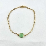 Bracelet Gaston: Bracelet en maille rectangulaire accompagné d'une pierre carrée de couleur vert pomme. En plaqué or 3 microns