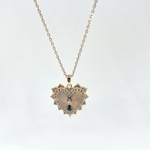 Collier Apollo: collier composé d'une chaine fine et d'un pendentif coeur en zirconiums blancs entouré d'un joli soleil strié. En plaqué or 3 microns
