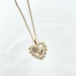 Collier Apollo: collier composé dune chaine fine et dun pendentif coeur en zirconiums blancs entouré dun joli soleil strié. En plaqué or 3 microns
