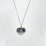 Nathan: collier composé dune chaine fine et dun pendentif coeur doté dun petit oeil en relief en son centre. En argent 925