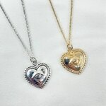 Nathan: collier composé dune chaine fine et dun pendentif coeur doté dun petit oeil en relief en son centre. En plaqué or 3 microns et en argent 925