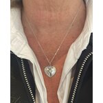 Nathan: collier composé dune chaine fine et dun pendentif coeur doté dun petit oeil en relief en son centre. En argent 925