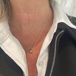 Collier Maylis : Collier composé dune chaine fine et dun joli pendentif en forme de goutte. En plaqué or 3 microns 18 carats