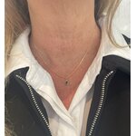 Collier Nelson : Collier composé dune chaine fine et dun pendentif rectangulaire serti dun oxyde de zirconium teinté bleu. En plaqué or 3 microns