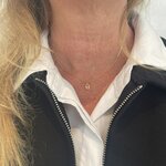 Collier Nelson : Collier composé dune chaine fine et dun pendentif rectangulaire serti dun oxyde de zirconium blanc transparent. En plaqué or 3 microns