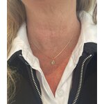 Collier Nelson : Collier composé dune chaine fine et dun pendentif rectangulaire serti dun oxyde de zirconium vert deau. En plaqué or 3 microns