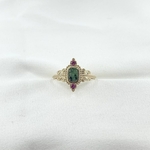 Imani: Bague sertie d'une pierre verte en jaspe dalmatien et de deux oxydes de zirconium fuchsia. En plaqué or 3 microns