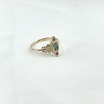 Imani: Bague sertie dune pierre verte en jaspe dalmatien et de deux oxydes de zirconium fuchsia. En plaqué or 3 microns