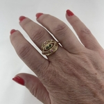 Oriane: bague oeil aux jolis détails dentelés sertie doxydes de zirconium vert et fuchsia. En plaqué or 3 microns