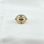 Oriane: bague oeil aux jolis détails dentelés sertie d'oxydes de zirconium vert et fuchsia. En plaqué or 3 microns
