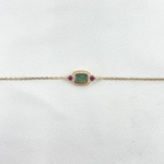 Imani: Bracelet composé dune chaine fine sertie dune pierre verte en jaspe dalmatien et de deux oxydes de zirconium fuchsia. En plaqué or