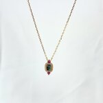 Collier Imani: collier fin orné d'un pendentif en jaspe dalmatien et de deux oxydes de zirconium fuchsia aux extrémités. En plaqué or 3