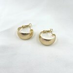 Creoles Amelie : de jolies boucles doreilles épaisses, délicatement striées, ultra légères et lumineuses. En plaqué or 3 microns