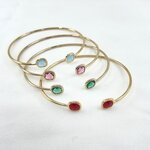 Jonc Edgar : jonc ouvert fin et délicat orné de deux oxydes de zirconium aux extrémités de couleur rouge, vert, bleu ciel ou rose pale. En plaqué or 3 microns