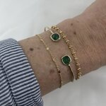 Jonc Edgar : jonc ouvert fin et délicat orné de deux oxydes de zirconium aux extrémités de couleur verte. En plaqué or 3 microns