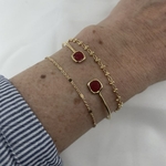 Jonc Edgar : jonc ouvert fin et délicat orné de deux oxydes de zirconium aux extrémités de couleur rouge. En plaqué or 3 microns