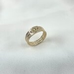 Bague Constance : Bague à l'allure de bijou ancien sertie de zirconiums vert et violets, en plaqué or 3 microns.