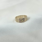 Bague Constance: Bague à lallure de bijou ancien sertie de zirconiums vert et violets, en plaqué or 3 microns.