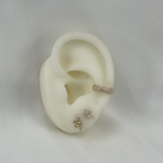 Bague Oreille Solana :  bijou doreille (ear cuff) délicatement rainuré et lumineux.  En plaqué or 3 microns 18 carats
