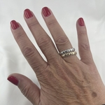 Bague Sabine: Bague fine et ronde aux jolis détails perlés. Existe en plaqué or 3 microns et en argent 925 rhodié