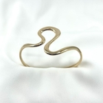 Jonc Marceau:  jonc ouvert lisse et lumineux au design original.  En plaqué or 3 microns 18 carats