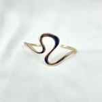 Jonc Marceau:  jonc ouvert lisse et lumineux au design original.  En plaqué or 3 microns 18 carats