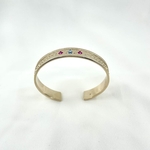 Jonc solal: jonc à lallure de bijou ancien délicatement travaillé et serti de zirconiums rose et bleu. En plaqué or 3 microns 18 carats