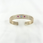Jonc solal: jonc à lallure de bijou ancien délicatement travaillé et serti de zirconiums rose et bleu. En plaqué or 3 microns 18 carats