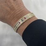 Jonc solal : jonc à lallure de bijou ancien délicatement travaillé et serti de zirconiums rose et bleu. En plaqué or 3 microns 18 carats