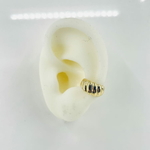 Earcuff Sylvia: jolie bague doreille large et rainurée qui apportera une touche rock à vos tenues. En plaqué or 3 microns 18 carats