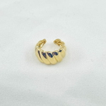 Earcuff Sylvia: jolie bague doreille large et rainurée qui apportera une touche rock à vos tenues. En plaqué or 3 microns 18 carats