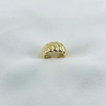 Earcuff Sylvia: jolie bague d'oreille large et rainurée qui apportera une touche rock à vos tenues. En plaqué or 3 microns 18 carats
