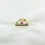 Bague Solene: Bague rainurée sertie de cinq oxydes de zirconium colorés. En plaqué or 3 microns