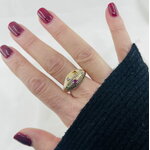 Bague Solene : Bague rainurée sertie de cinq oxydes de zirconium colorés. En plaqué or 3 microns