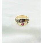 Bague Solene : Bague rainurée sertie de cinq oxydes de zirconium colorés. En plaqué or 3 microns