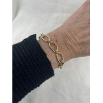 Bracelet Armand : bracelet large et ajouré en maille rectangulaire délicatement travaillée. En plaqué or 3 microns 18 carats