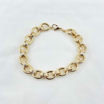 Bracelet Doris: bracelet en maille ovale légèrement épaisse et aux jolis détails striés. En plaqué or 3 microns 18 carats