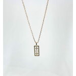 Collier Yvan: collier composé d'une chaine fine et d'un pendentif rectangulaire incrusté d'oxydes de zirconiums blancs. En plaqué or 3 microns 18 carats