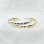 Jonc Jerome: bracelet rigide large et ouvert aux jolis détails rainurés et striés. En plaqué or et en argent 925