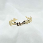 Jonc Sunny: bracelet rigide ouvert et irrégulier composé de petits ronds perlés de tailles différentes. En plaqué or 3 microns  18 carats
