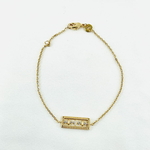 Bracelet Yvan: bracelet doté d'un joli rectangle perlé incrusté d'oxydes de zirconiums blancs. En plaqué or 3 microns