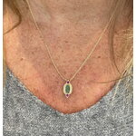 Collier Imani: Collier composé dune chaine fine ornée dun pendentif en jaspe dalmatien et de deux oxydes de zirconium fuchsia aux extrémités. En plaqué or 3 microns