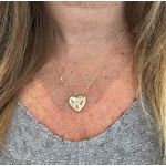 Collier Joey: collier composé dune chaine fine et dun joli cœur orné de 5 oxydes de zirconiums colorés. En plaqué or 3 microns 18 carats