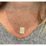 Collier Steeve: Collier composé dune chaine fine et dun pendentif rectangulaire strié incrusté de zirconiums blancs formant un soleil. En plaqué or 3 microns.
