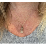 Collier Yvan : Collier composé dune chaine fine et dun pendentif rectangulaire incrusté de zirconiums blancs. En plaqué or 3 microns 18 carats