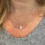 Collier Zohar: Collier composé dune chaine fine et dun pendentif en forme de goutte orné de zirconiums blancs. En argent 925.